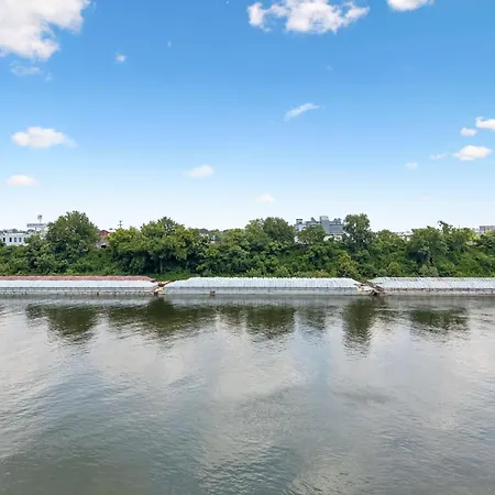 Apartment Stylish W Private Deck & River View Nashville