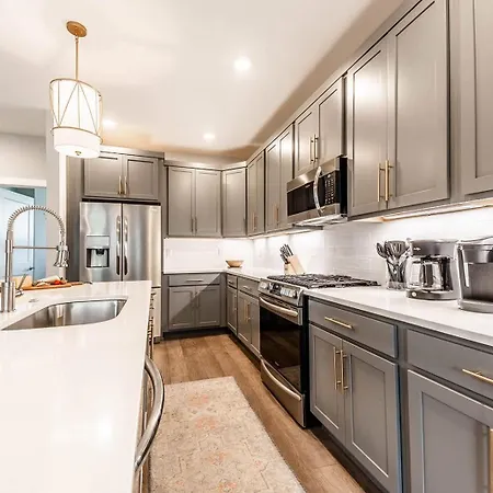 Modern East 4br Deck And Sleeps 10 Apartment Nashville