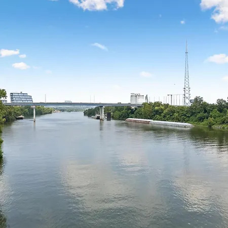 Stylish W Private Deck & River View Nashville