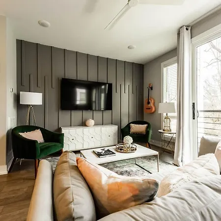 Modern East 4br Deck And Sleeps 10 Apartment