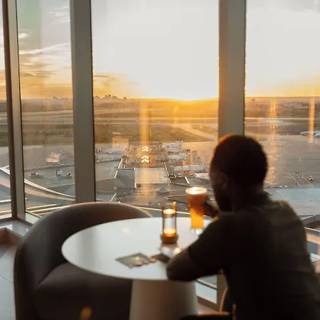 Hilton Bna Airport Terminal 4*