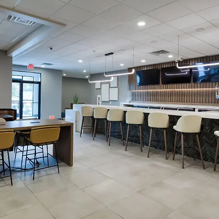 Hotel Airport By Ihg 3*