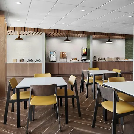 Hotel Fairfield By Marriott & Bellevue 3*