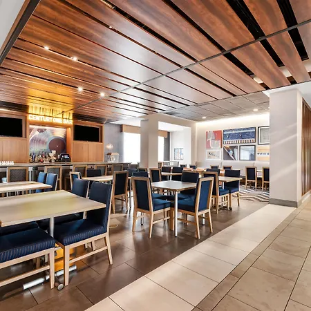 Hotel Hampton By Hilton Airport Century Place 3*