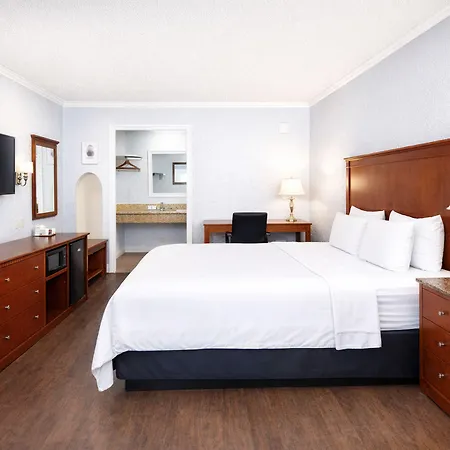 Hotel Quarters & 3*