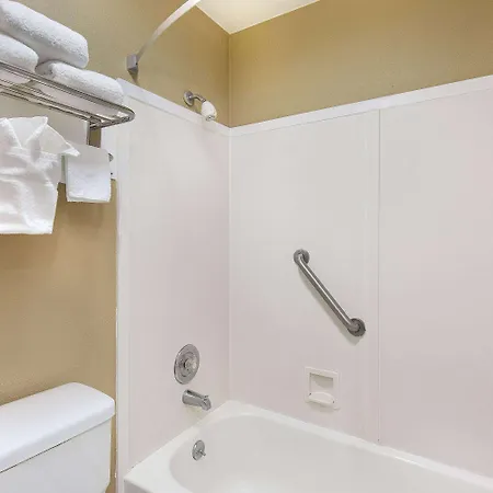 Super 8 By Wyndham West 2*
