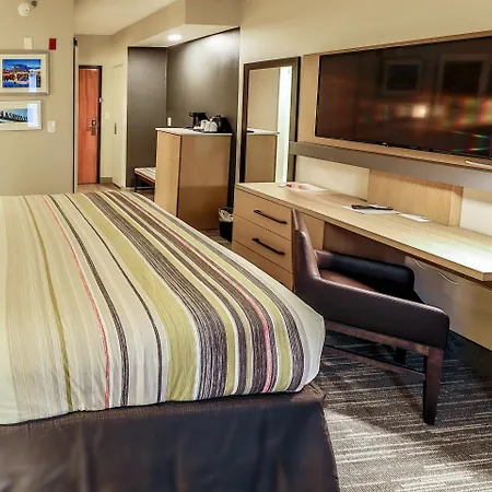Hotel Country & By Radisson Airport Tn