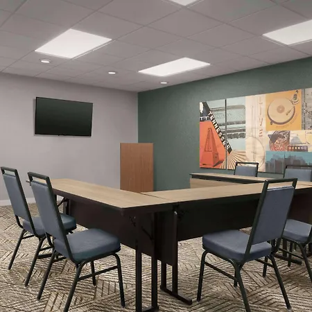 Hotel Homewood Airport 3*