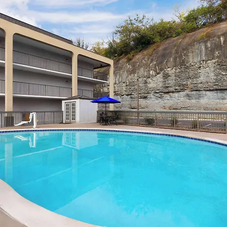 Hotel Baymont By Wyndham Airport 2*