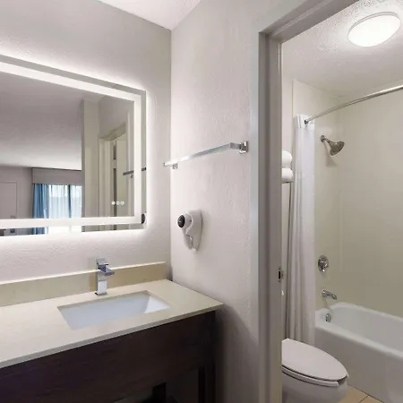 Baymont By Wyndham Airport 2*