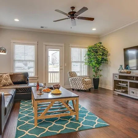 Modern 3 King Belmont Retreat With 2 Living Walk To Belmont & Vanderbilt Near Music Row The Gulch & 12th South 2 Miles To Broadway Large Dining Table Smart Tvs Parking 24 Hr Hospitality Holiday home