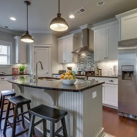 Holiday home Spacious 4 King Belmont 2 Living Walk To Belmont & Vanderbilt Large Dining Table Smart Tvs Parking 24 Hr Hospitality Near Music Row & The Gulch 2 Miles To Broadway *