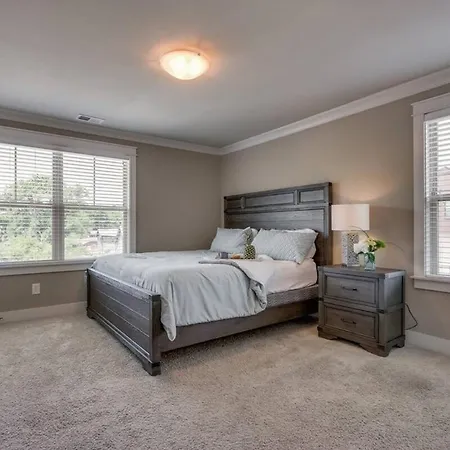 Spacious 4 King Belmont 2 Living Walk To Belmont & Vanderbilt Large Dining Table Smart Tvs Parking 24 Hr Hospitality Near Music Row & The Gulch 2 Miles To Broadway Holiday home *