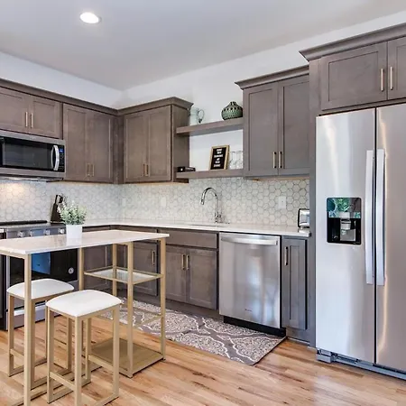 Charming East Nash Retreat, Walk To Dining Faves, Cozy Den, Workspace And Smart Tvs, Plush Velvet Sofa, Full Kitchen & Garage, Near Mas Tacos & Five Points, 10 Min To Broadway, 24 Hr Hospitality Nashville