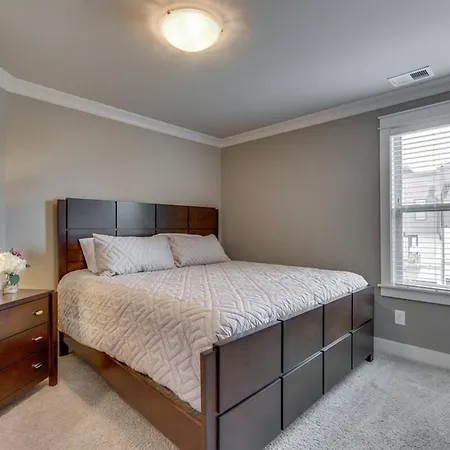Holiday home Spacious 4 King Belmont 2 Living Walk To Belmont & Vanderbilt Large Dining Table Smart Tvs Parking 24 Hr Hospitality Near Music Row & The Gulch 2 Miles To Broadway *