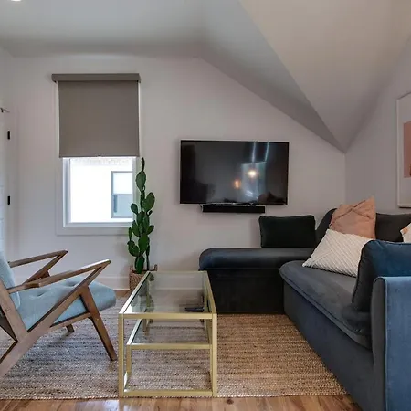 Charming East Nash Retreat, Walk To Dining Faves, Cozy Den, Workspace And Smart Tvs, Plush Velvet Sofa, Full Kitchen & Garage, Near Mas Tacos & Five Points, 10 Min To Broadway, 24 Hr Hospitality
