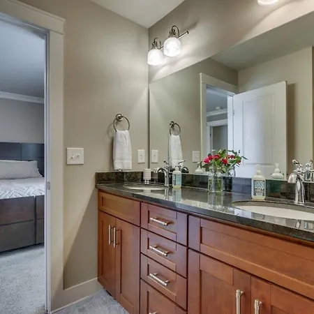 Spacious 4 King Belmont 2 Living Walk To Belmont & Vanderbilt Large Dining Table Smart Tvs Parking 24 Hr Hospitality Near Music Row & The Gulch 2 Miles To Broadway Holiday home