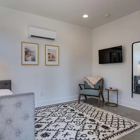 Charming East Nash Retreat, Walk To Dining Faves, Cozy Den, Workspace And Smart Tvs, Plush Velvet Sofa, Full Kitchen & Garage, Near Mas Tacos & Five Points, 10 Min To Broadway, 24 Hr Hospitality *