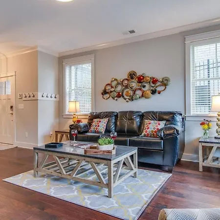 Holiday home Modern 3 King Belmont Retreat With 2 Living Walk To Belmont & Vanderbilt Near Music Row The Gulch & 12th South 2 Miles To Broadway Large Dining Table Smart Tvs Parking 24 Hr Hospitality