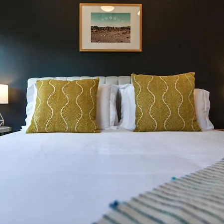 Charming East Nash Retreat, Walk To Dining Faves, Cozy Den, Workspace And Smart Tvs, Plush Velvet Sofa, Full Kitchen & Garage, Near Mas Tacos & Five Points, 10 Min To Broadway, 24 Hr Hospitality * Nashville