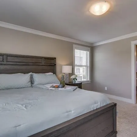 Spacious 4 King Belmont 2 Living Walk To Belmont & Vanderbilt Large Dining Table Smart Tvs Parking 24 Hr Hospitality Near Music Row & The Gulch 2 Miles To Broadway Holiday home Nashville