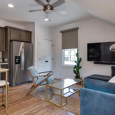 Charming East Nash Retreat, Walk To Dining Faves, Cozy Den, Workspace And Smart Tvs, Plush Velvet Sofa, Full Kitchen & Garage, Near Mas Tacos & Five Points, 10 Min To Broadway, 24 Hr Hospitality * Nashville