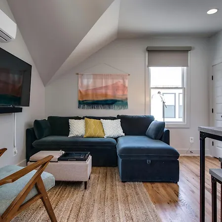 Modern East Gem, Walk To Local Favorites, Cozy Den, Workspace & Smart Tvs, Fully Equipped Kitchen, Garage & Fast Wifi, Near Mas Tacos, Rosepepper & Five Points, 10 Min To Broadway & Nissan Stadium, 24 Hr Hospitality
