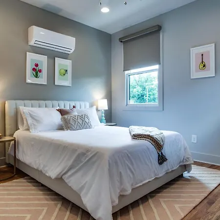 Modern East Gem, Walk To Local Favorites, Cozy Den, Workspace & Smart Tvs, Fully Equipped Kitchen, Garage & Fast Wifi, Near Mas Tacos, Rosepepper & Five Points, 10 Min To Broadway & Nissan Stadium, 24 Hr Hospitality Holiday home *