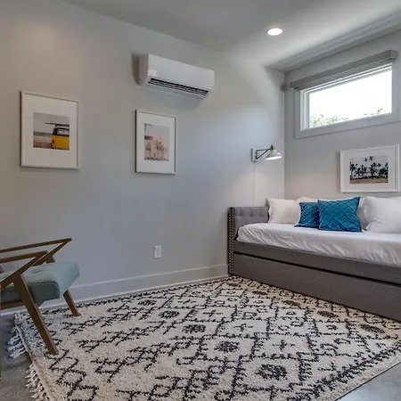 Modern East Gem, Walk To Local Favorites, Cozy Den, Workspace & Smart Tvs, Fully Equipped Kitchen, Garage & Fast Wifi, Near Mas Tacos, Rosepepper & Five Points, 10 Min To Broadway & Nissan Stadium, 24 Hr Hospitality Nashville