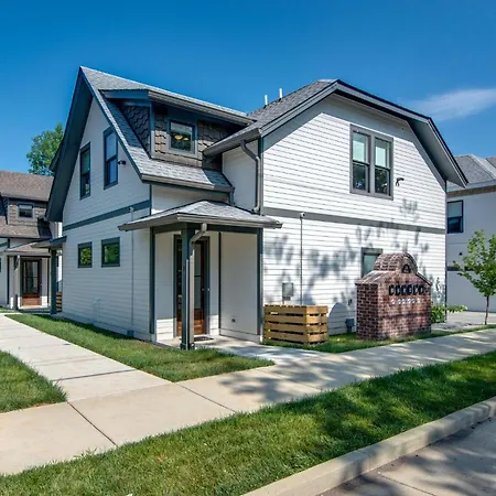 Modern East Gem, Walk To Local Favorites, Cozy Den, Workspace & Smart Tvs, Fully Equipped Kitchen, Garage & Fast Wifi, Near Mas Tacos, Rosepepper & Five Points, 10 Min To Broadway & Nissan Stadium, 24 Hr Hospitality Holiday home *