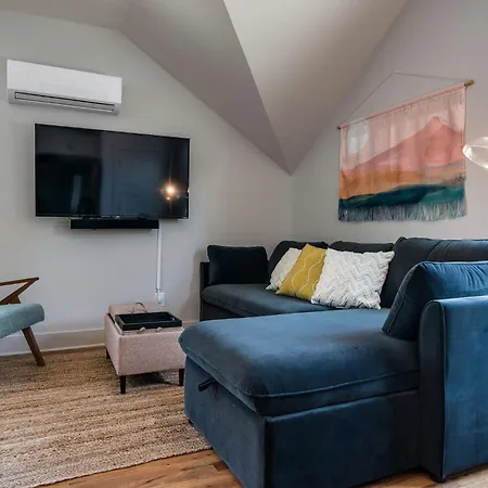 Holiday home Modern East Gem, Walk To Local Favorites, Cozy Den, Workspace & Smart Tvs, Fully Equipped Kitchen, Garage & Fast Wifi, Near Mas Tacos, Rosepepper & Five Points, 10 Min To Broadway & Nissan Stadium, 24 Hr Hospitality *
