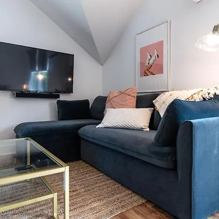 Charming East Nash Retreat, Walk To Dining Faves, Cozy Den, Workspace And Smart Tvs, Plush Velvet Sofa, Full Kitchen & Garage, Near Mas Tacos & Five Points, 10 Min To Broadway, 24 Hr Hospitality * Nashville