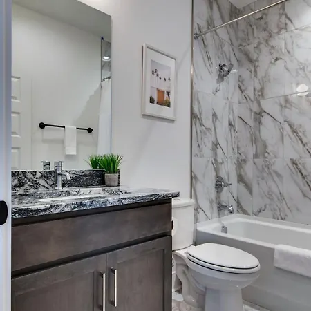 Charming East Nash Retreat, Walk To Dining Faves, Cozy Den, Workspace And Smart Tvs, Plush Velvet Sofa, Full Kitchen & Garage, Near Mas Tacos & Five Points, 10 Min To Broadway, 24 Hr Hospitality Holiday home *
