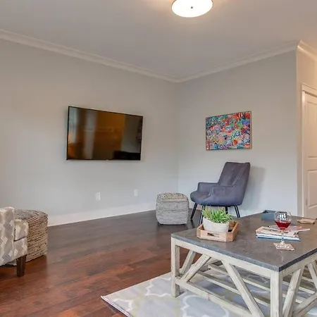 Modern 3 King Belmont Retreat With 2 Living Walk To Belmont & Vanderbilt Near Music Row The Gulch & 12th South 2 Miles To Broadway Large Dining Table Smart Tvs Parking 24 Hr Hospitality Holiday home