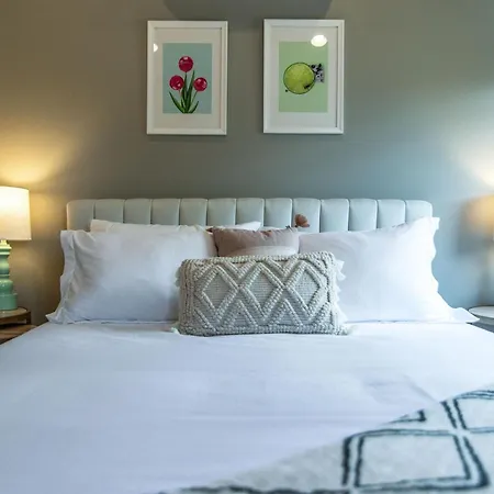 Modern East Gem, Walk To Local Favorites, Cozy Den, Workspace & Smart Tvs, Fully Equipped Kitchen, Garage & Fast Wifi, Near Mas Tacos, Rosepepper & Five Points, 10 Min To Broadway & Nissan Stadium, 24 Hr Hospitality Holiday home Nashville