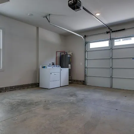 Modern East Gem, Walk To Local Favorites, Cozy Den, Workspace & Smart Tvs, Fully Equipped Kitchen, Garage & Fast Wifi, Near Mas Tacos, Rosepepper & Five Points, 10 Min To Broadway & Nissan Stadium, 24 Hr Hospitality *