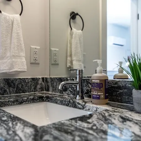 Holiday home Charming East Nash Retreat, Walk To Dining Faves, Cozy Den, Workspace And Smart Tvs, Plush Velvet Sofa, Full Kitchen & Garage, Near Mas Tacos & Five Points, 10 Min To Broadway, 24 Hr Hospitality Nashville
