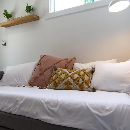 Charming East Nash Retreat, Walk To Dining Faves, Cozy Den, Workspace And Smart Tvs, Plush Velvet Sofa, Full Kitchen & Garage, Near Mas Tacos & Five Points, 10 Min To Broadway, 24 Hr Hospitality Holiday home Nashville