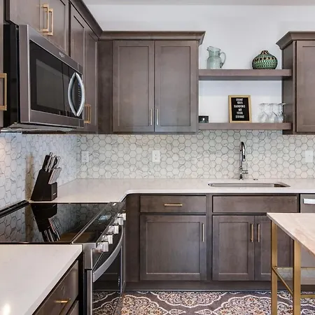 Charming East Nash Retreat, Walk To Dining Faves, Cozy Den, Workspace And Smart Tvs, Plush Velvet Sofa, Full Kitchen & Garage, Near Mas Tacos & Five Points, 10 Min To Broadway, 24 Hr Hospitality Holiday home Nashville