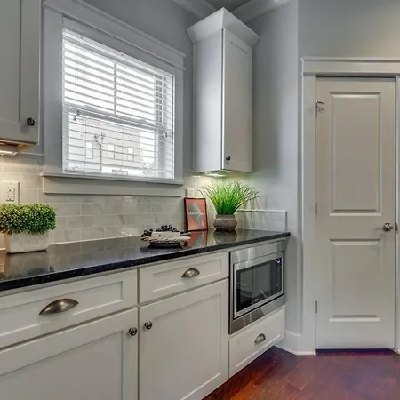 Holiday home Spacious 4 King Belmont 2 Living Walk To Belmont & Vanderbilt Large Dining Table Smart Tvs Parking 24 Hr Hospitality Near Music Row & The Gulch 2 Miles To Broadway Nashville