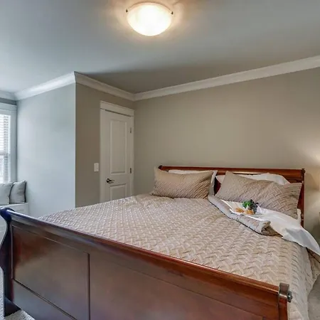 Holiday home Spacious 4 King Belmont 2 Living Walk To Belmont & Vanderbilt Large Dining Table Smart Tvs Parking 24 Hr Hospitality Near Music Row & The Gulch 2 Miles To Broadway Nashville