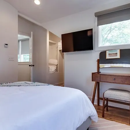 Charming East Nash Retreat, Walk To Dining Faves, Cozy Den, Workspace And Smart Tvs, Plush Velvet Sofa, Full Kitchen & Garage, Near Mas Tacos & Five Points, 10 Min To Broadway, 24 Hr Hospitality Nashville