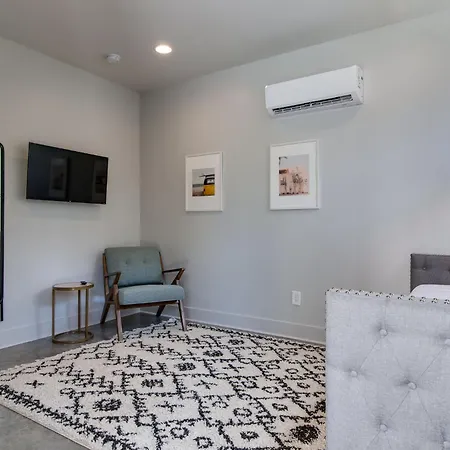Modern East Gem, Walk To Local Favorites, Cozy Den, Workspace & Smart Tvs, Fully Equipped Kitchen, Garage & Fast Wifi, Near Mas Tacos, Rosepepper & Five Points, 10 Min To Broadway & Nissan Stadium, 24 Hr Hospitality Holiday home *
