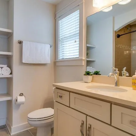 Modern 3 King Belmont Retreat With 2 Living Walk To Belmont & Vanderbilt Near Music Row The Gulch & 12th South 2 Miles To Broadway Large Dining Table Smart Tvs Parking 24 Hr Hospitality Holiday home Nashville