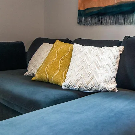 Modern East Gem, Walk To Local Favorites, Cozy Den, Workspace & Smart Tvs, Fully Equipped Kitchen, Garage & Fast Wifi, Near Mas Tacos, Rosepepper & Five Points, 10 Min To Broadway & Nissan Stadium, 24 Hr Hospitality Holiday home *