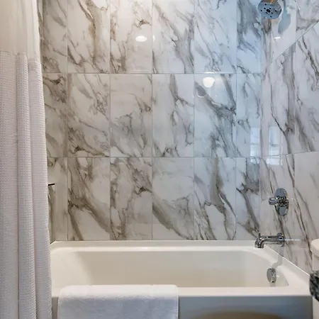 Modern East Gem, Walk To Local Favorites, Cozy Den, Workspace & Smart Tvs, Fully Equipped Kitchen, Garage & Fast Wifi, Near Mas Tacos, Rosepepper & Five Points, 10 Min To Broadway & Nissan Stadium, 24 Hr Hospitality * Nashville
