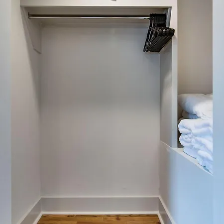 Holiday home Modern East Gem, Walk To Local Favorites, Cozy Den, Workspace & Smart Tvs, Fully Equipped Kitchen, Garage & Fast Wifi, Near Mas Tacos, Rosepepper & Five Points, 10 Min To Broadway & Nissan Stadium, 24 Hr Hospitality Nashville