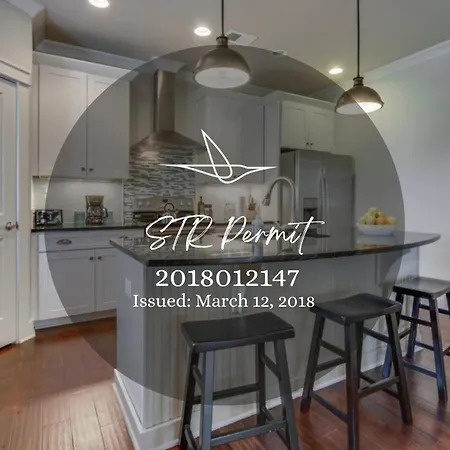 Spacious 4 King Belmont 2 Living Walk To Belmont & Vanderbilt Large Dining Table Smart Tvs Parking 24 Hr Hospitality Near Music Row & The Gulch 2 Miles To Broadway *
