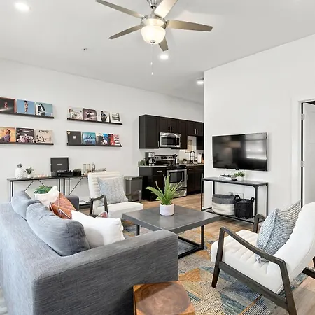 Walk To Vanderbilt And Belmont - Shuffle Board And Free Parking Holiday home Nashville