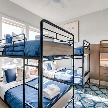 East Nash Lux - 13 Beds & Views *
